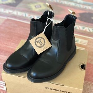 NWT - Dr. Martens VEGAN FLORA